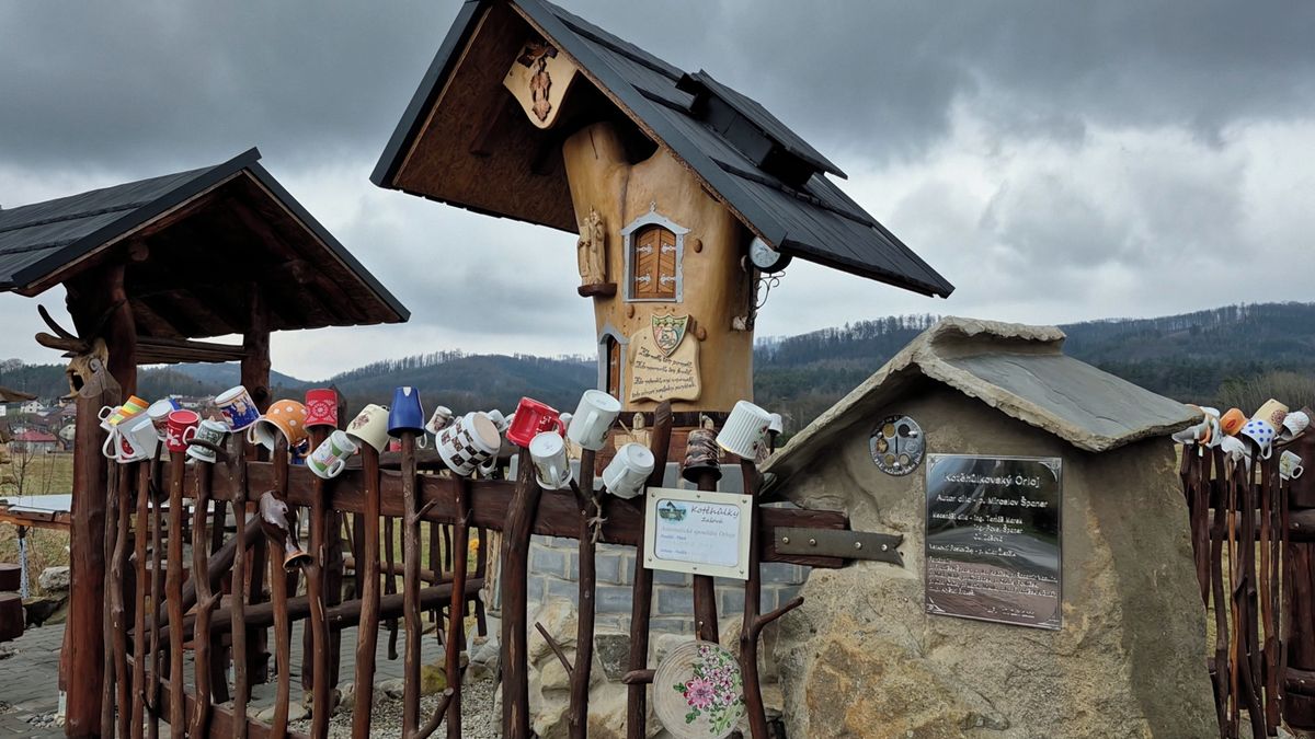 Valach postavil orloj z ořechu, jeho obyvateli jsou Rumcajs, Golem i Krakonoš